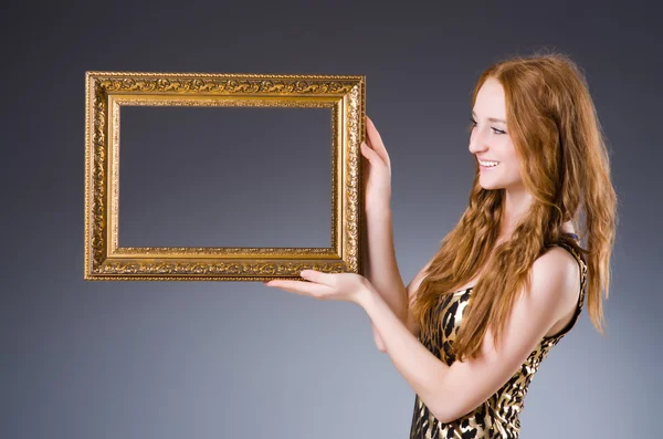 Ruiva com moldura de imagem contra fundo escuro — Fotografia de Stock