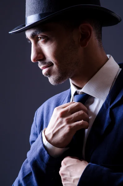 Бизнесмен в шляпе старого стиля — стоковое фото