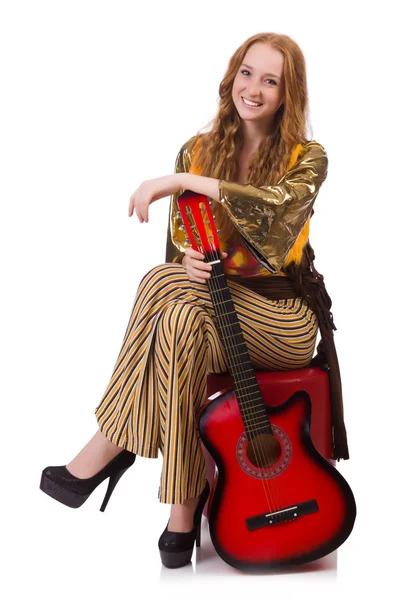 Chica joven con guitarra en blanco — Foto de Stock