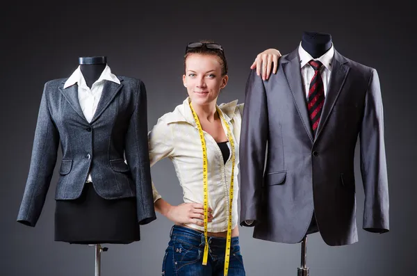 Mulher alfaiate trabalhando em roupas — Fotografia de Stock