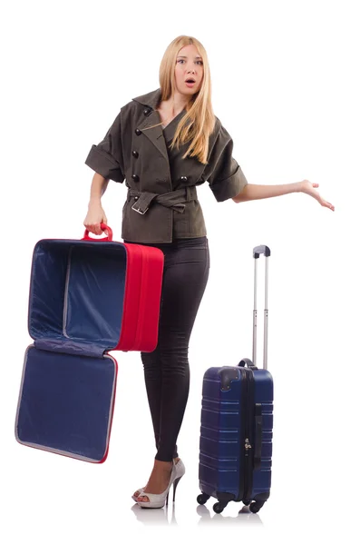 Frau bereitet sich mit Koffer auf Urlaub vor — Stockfoto