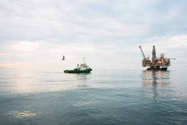 petrol sondaj platformu denizde çekiştirdi