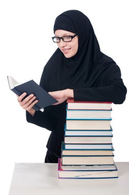 Kitapları olan genç Müslüman kız öğrenci.