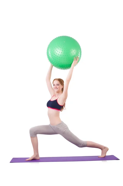 Kvinna tränar med swiss ball på vit — Stockfoto