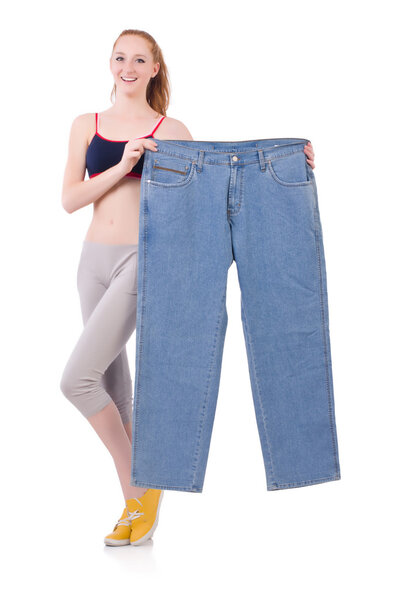 Женщина с большими джинсами в концепции диеты