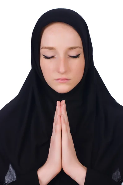 Ung muslimsk kvinna ber isolerad på vitt — Stockfoto