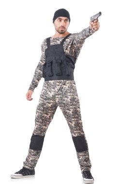 Beyaz silahlı, kamuflajlı bir asker.