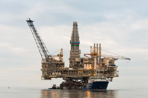 Oil rig being tugged in the sea — Stock Photo, Image