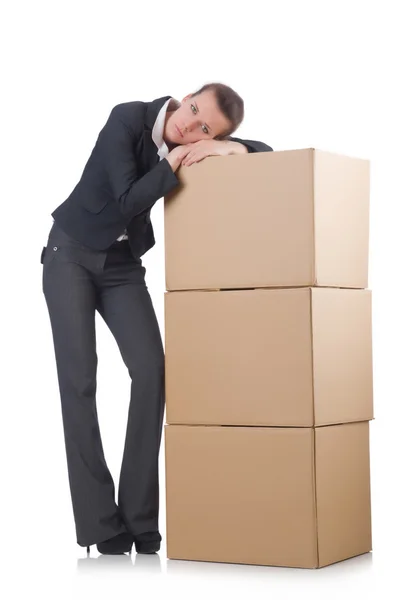 Kvinna affärskvinna med lådor på vit — Stockfoto