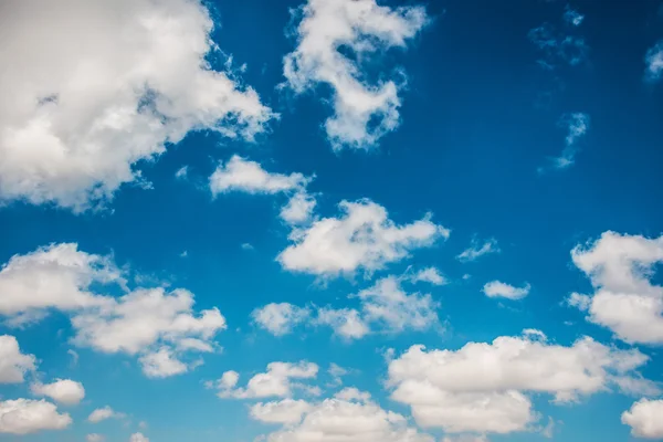 Cloudscape του φωτεινό μπλε ουρανό — Φωτογραφία Αρχείου