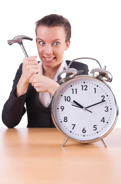 Žena se snaží rozbít hodiny — Stock fotografie