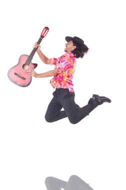 gitar üzerinde beyaz izole olan adam