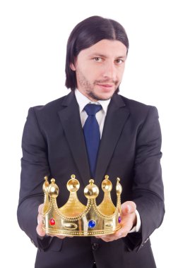Taçlı bir iş adamı beyazlar içinde.