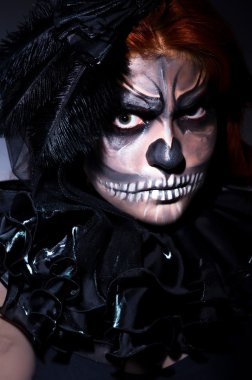 karanlık odada korkunç canavar