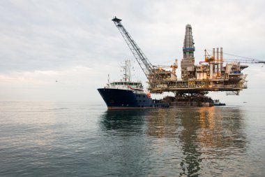 petrol sondaj platformu denizde çekiştirdi