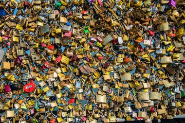 paris köprüsünde aşk kilitleri