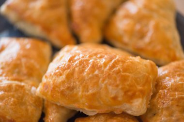 Tabakta etle doldurulmuş köfteler.