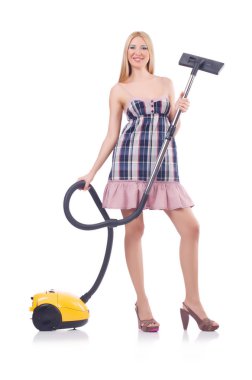 Elektrikli süpürgesi beyaz olan genç bir kadın.