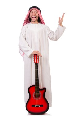 Arap adam beyaz izole gitar çalmak