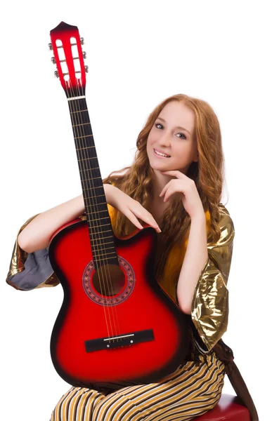 Mladá dívka s kytarou na bílém pozadí — Stock fotografie