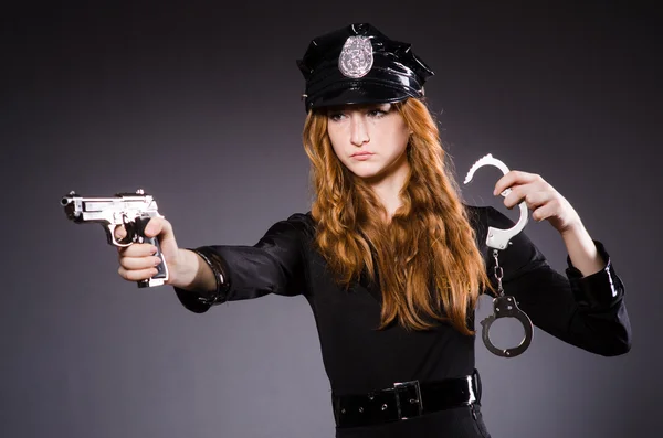 Donna ufficio di polizia con pistola — Foto Stock