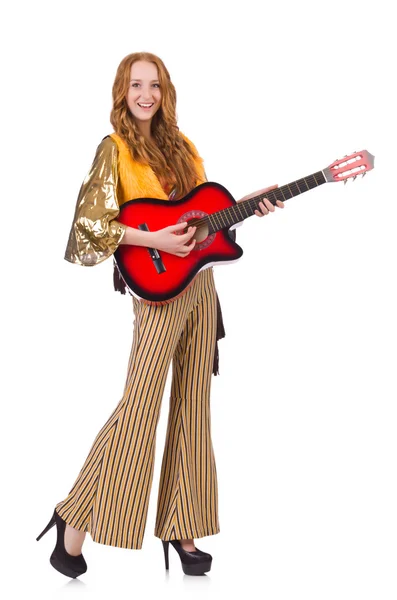 Mladá dívka s kytarou na bílém pozadí — Stock fotografie