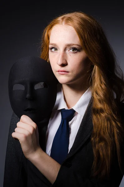 Donna con maschera nel concetto di ipocrisia — Foto Stock