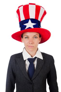 Beyaz üzerinde Amerikan sembolleri olan genç bir kadın.