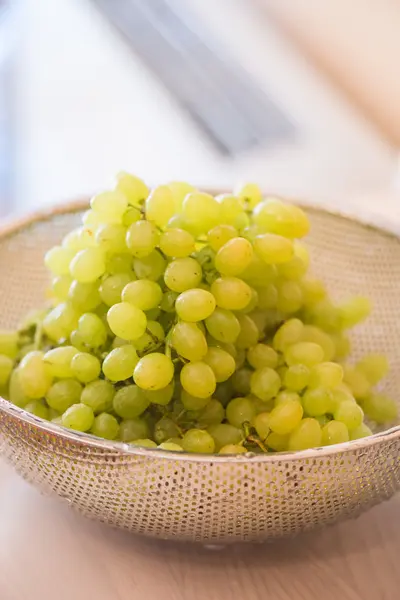 Uvas verdes en concepto de alimentación saludable — Foto de Stock
