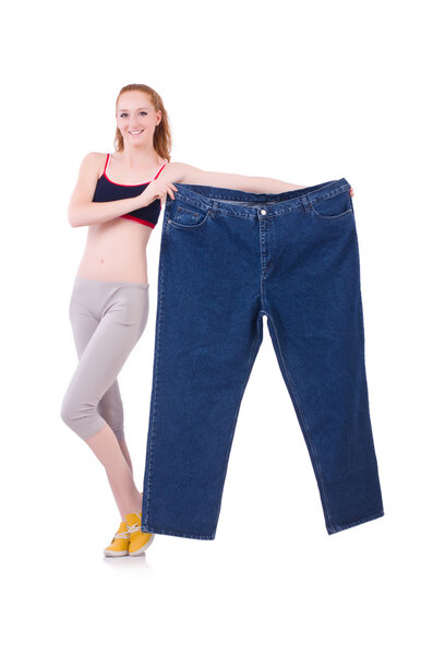 Женщина с большими джинсами в концепции диеты