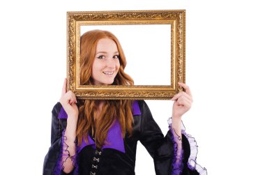 Beyaz çerçeveli bir kadın.