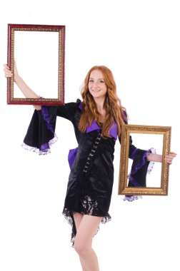 Beyaz çerçeveli bir kadın.