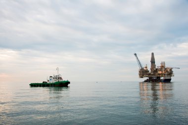 petrol sondaj platformu denizde çekiştirdi