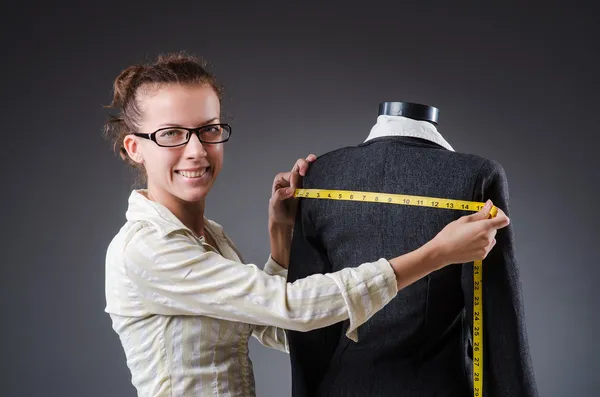 Mulher alfaiate trabalhando em roupas — Fotografia de Stock