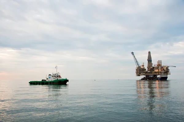 Impianto petrolifero in fase di rimorchiamento in mare — Foto Stock