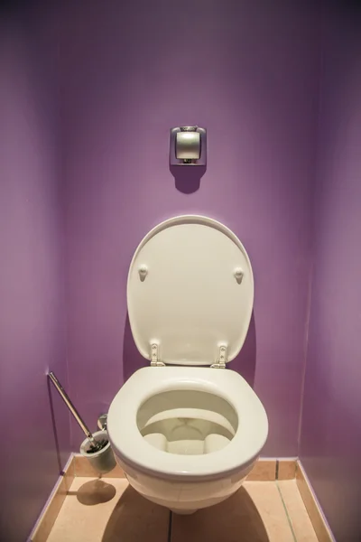 Туалетное место в современном номере — стоковое фото