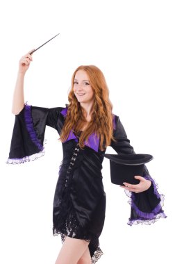 Kadın sihirbaz beyazların arasında.