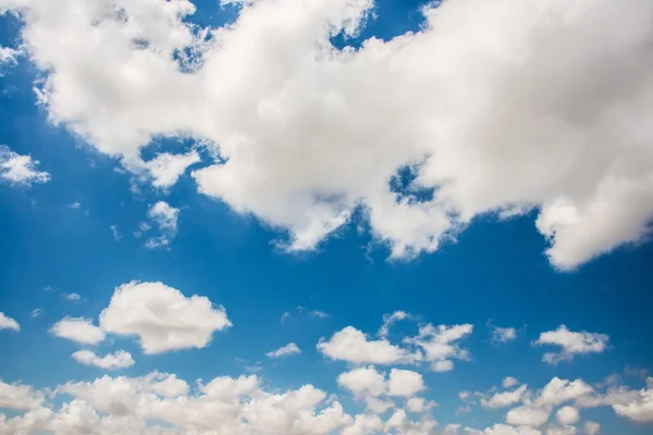 Paysage nuageux du ciel bleu vif — Photo