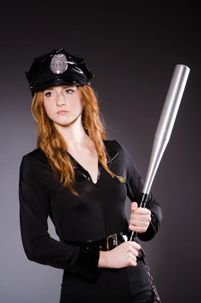 Donna ufficio di polizia in camera oscura — Foto Stock