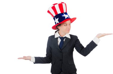 Beyaz üzerinde Amerikan sembolleri olan genç bir kadın.