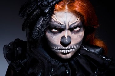 karanlık odada korkunç canavar