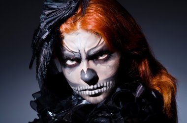 karanlık odada korkunç canavar