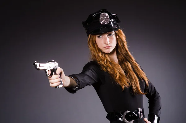 Oficina de policía mujer con arma — Foto de Stock