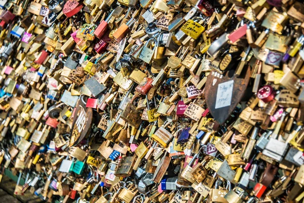 Liebesschlösser an der Brücke von Paris — Stockfoto