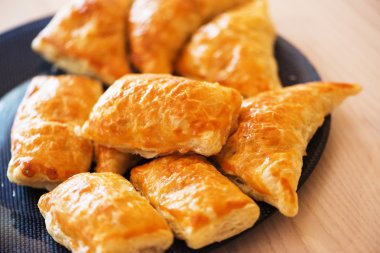 Tabakta etle doldurulmuş köfteler.