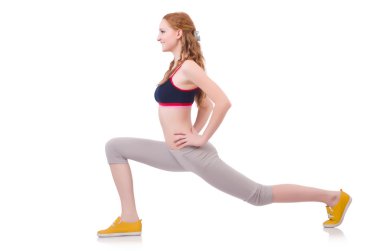 Beyazlar üzerinde egzersiz yapan genç bir kadın.