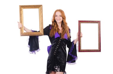 Beyaz çerçeveli bir kadın.