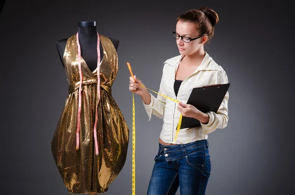 Žena krejčí pracuje na oblečení — Stock fotografie