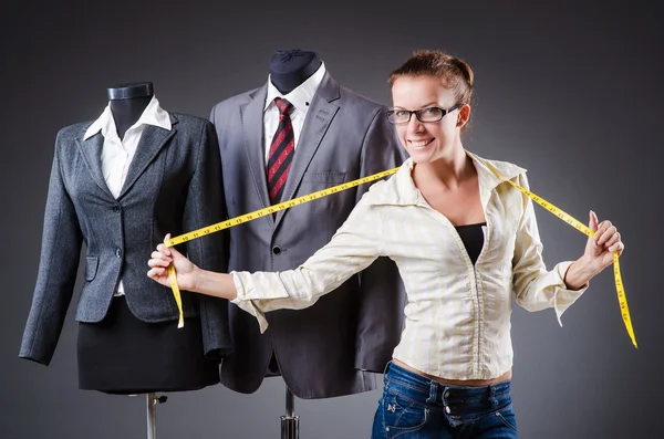 Mujer sastre trabajando en ropa — Foto de Stock