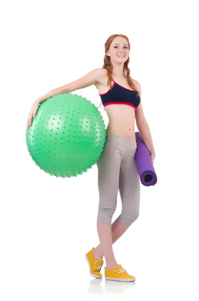 Egzersiz ile swiss ball beyaz kadın — Stok fotoğraf